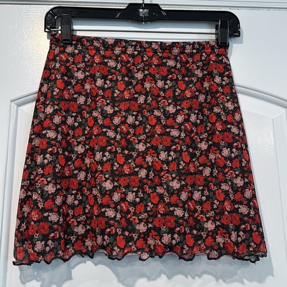 Lettuce Trim Ditsy Black and Red Floral Print Skirt Size XS/2 - Picture 5 of 6